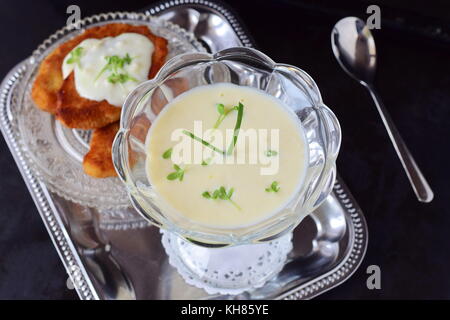 Semplice e facile per cucinare a base di latte in salsa un bicchiere su un vassoio di metallo cibo sano concetto Foto Stock