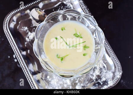 Semplice e facile per cucinare a base di latte in salsa un bicchiere su un vassoio di metallo cibo sano concetto Foto Stock