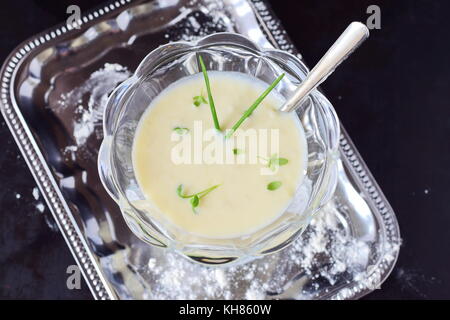 Semplice e facile per cucinare a base di latte in salsa un bicchiere su un vassoio di metallo cibo sano concetto Foto Stock