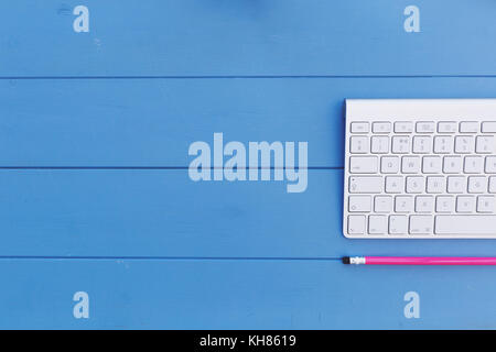 La tastiera del computer e matita con copia spazio su blue Ufficio escursioni Foto Stock