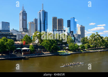 Edifici ad alta nel distretto centrale degli affari (CBD) da princes ponte sul fiume Yarra di Melbourne, Victoria, Australia Foto Stock