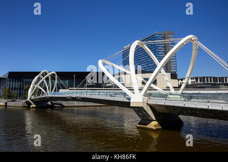 La gente di mare ponte sul fiume Yarra con Melbourne Convention and Exhibition Centre su south wharf in background - Melbourne, Victoria, Australia Foto Stock