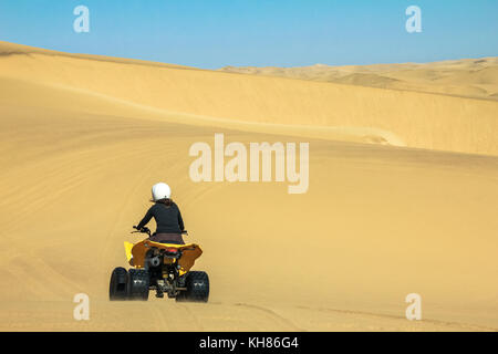 Quad la guida di persone - Due ciclisti felice nel deserto di sabbia. Foto Stock