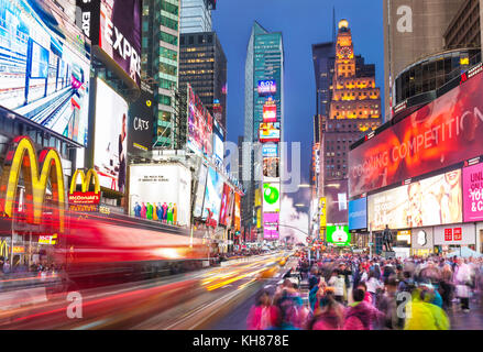 New York Stati Uniti New York Times Square di notte occupato affollate di turisti durante la notte Manhattan New York STATI UNITI D'america america stati uniti d'America Foto Stock