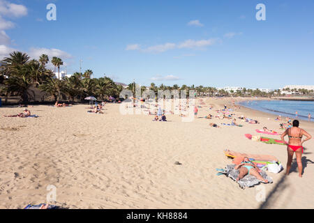 LANZAROTE, Spagna-4th Nov 2017: turisti rilassarsi lungo la spiaggia di Playa Las Cucharas in Costa Teguise. Foto Stock