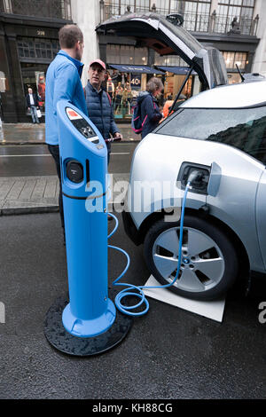 Una bmw I3 veicolo elettrico collegato ad un punto di caricamento durante il Regents Street motor show 2017 Foto Stock