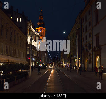 Graz, Austria - 09 novembre 2017: la strada principale di graz, grande marciapiede, tramvie e i dettagli di architettura in serata. Foto Stock