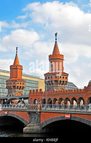 Oberbaumbrücke ponte sul fiume Spree, Berlino, Germania Foto Stock