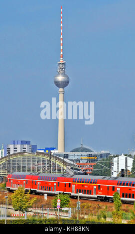 Treno regionale di lasciare la città di Berlino, Germania Foto Stock