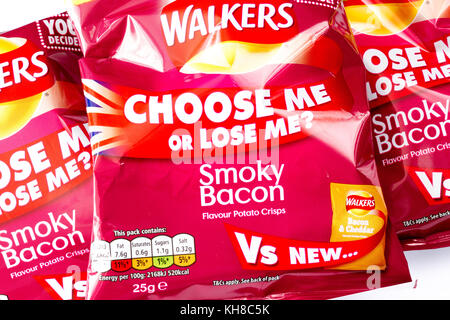 Pacchetti di camminatori bacon affumicato sapore patatine con il "scegliere me o perdere me?' slogan, novembre 2017, Regno Unito Foto Stock