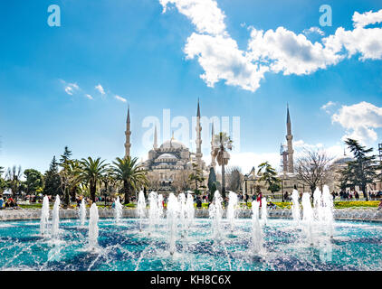 La moschea blu, Sultan Ahmet camii, fontana di Sultan Ahmed park, Sultanahmet, parte europea, istanbul, Turchia Foto Stock