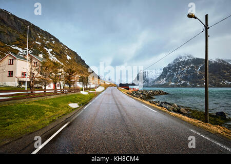 Strada in Norvegia lungo il fiordo Foto Stock