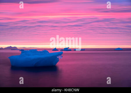 Sunrise, iceberg davanti a un cielo rosa, Jökulsárlón, Islanda Foto Stock