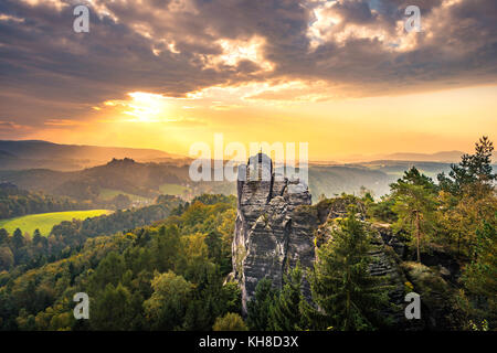 Mönch vertice di sunrise, Schrammsteine intorno il Bastei, Valle dell'ELBA Elba, montagne di arenaria, Rathen Foto Stock