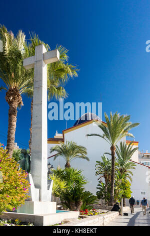 Croce e la chiesa di san jaime e Santa ana, Benidorm, Alicante, Spagna Foto Stock