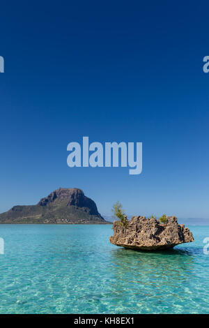 Roccia di cristallo nelle acque turchesi dell'oceano indiano con la montagna Le Morne Brabant in background a Le Morne, Mauritius, africa. Foto Stock