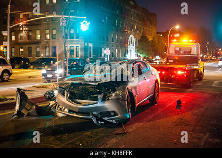 Car crash alla città di notte Foto Stock