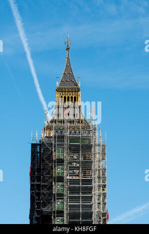 Big Ben Clock Tower ora denominato Elizabeth Tower presso il Palazzo di Westminster a Londra Inghilterra è preparato per quattro lunghi anni di lavori di ristrutturazione. Novem Foto Stock