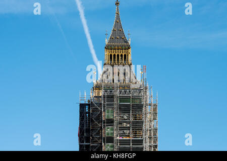 Big Ben Clock Tower ora denominato Elizabeth Tower presso il Palazzo di Westminster a Londra Inghilterra è preparato per quattro lunghi anni di lavori di ristrutturazione. Novem Foto Stock