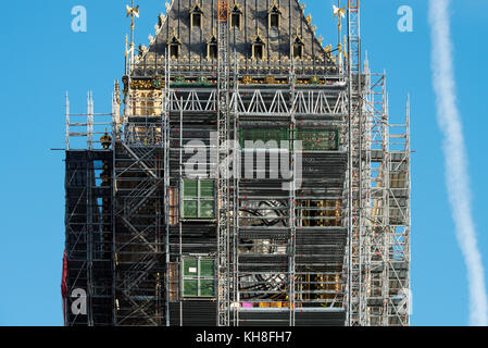 Big Ben Clock Tower ora denominato Elizabeth Tower presso il Palazzo di Westminster a Londra Inghilterra è preparato per quattro lunghi anni di lavori di ristrutturazione. Novem Foto Stock