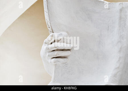 Statua di pietra particolare della mano umana azienda prenota Foto Stock