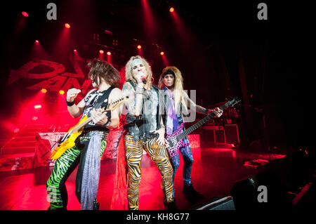 La band americana Glam Metal Steel Panther esegue un concerto dal vivo al Sentrum Scene di Oslo. Qui il cantante e musicista Michael Starr è raffigurato dal vivo sul palco con il chitarrista Satchel (L) e il bassista Lexxi Foxx (R). Norvegia, 21/03 2015. Foto Stock