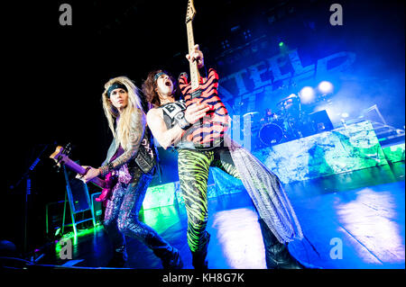 La band americana Glam Metal Steel Panther esegue un concerto dal vivo al Sentrum Scene di Oslo. Qui il chitarrista Satchel (R) e il bassista Lexxi Foxx (L) sono raffigurati dal vivo sul palco. Norvegia, 21/03 2015. Foto Stock