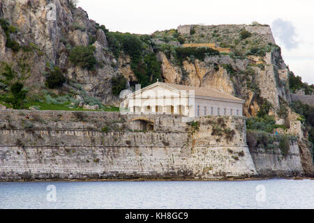 Il vecchio tempio greco all'interno della vecchia fortezza dell'isola di Corfù nel pomeriggio Foto Stock