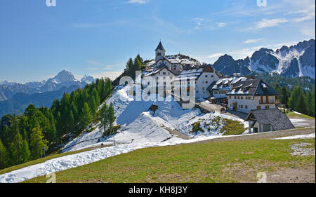 Il piccolo borgo di lussari sul monte Lussari, friuli venezia giulia, Nord est Italia. è la fine di settembre in questo popolare villaggio di sci e la prima Foto Stock