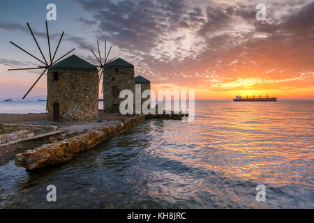 Sunrise immagine dell'iconico mulini a vento nella città di Chios. Foto Stock