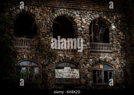 Abbandonato spooky scuola per ragazze Foto Stock