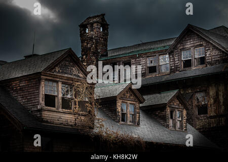 Abbandonato spooky scuola per ragazze Foto Stock