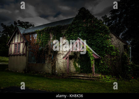 Abbandonato spooky scuola per ragazze Foto Stock