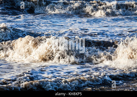 Onde che si infrangono contro la riva. Foto Stock