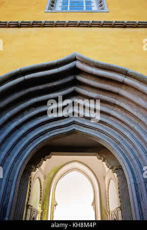 Vista dettagliata di dettagli architettonici su arch al pena nel Palazzo di Sintra, Portogallo Foto Stock
