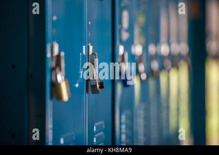 Metallo armadietto blu con serrature Foto Stock