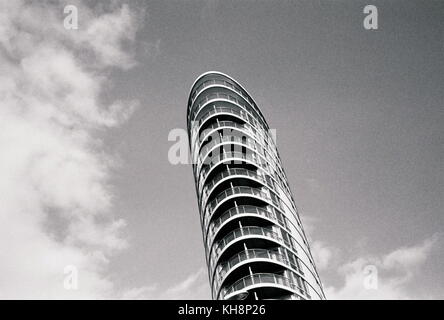 AJAXNETPHOTO. PORTSMOUTH, Inghilterra. - Cemento e vetro - Blocco della torre si trova in Queen Street e si affaccia sul porto. Foto:JONATHAN EASTLAND/AJAX REF:CD1554 11 Foto Stock