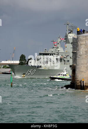 AJAXNETPHTO.1 Giugno, 2015. PORTSMOUTH, Inghilterra. - Fregata si diparte - HMAS ANZAC si diparte PNB a seguito del suo recente visita. Foto:TONY HOLLAND/AJAX REF;DTH150106 38230 Foto Stock