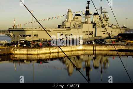 AJAXNETPHOTO. Il 21 ottobre, 2010. PORTSMOUTH,Inghilterra. - Tempo per la riflessione - HMS Ark Royal, vestito globale per Trafalgar giorno, aspetta serenamente di smaltimento. Foto:JONATHAN EASTLAND/AJAX REF:D2 X2110 812 Foto Stock