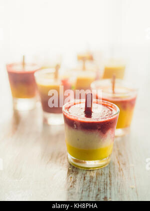 Frutta estate popsicles oltre un legno bianco sfondo arrugginito,con erbe di menta e il cuore congelato fatta con cocomero limonata. Foto Stock