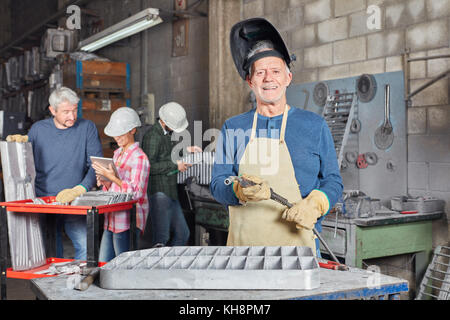 Senior come saldatore con esperienza nel laboratorio di metallurgia Foto Stock