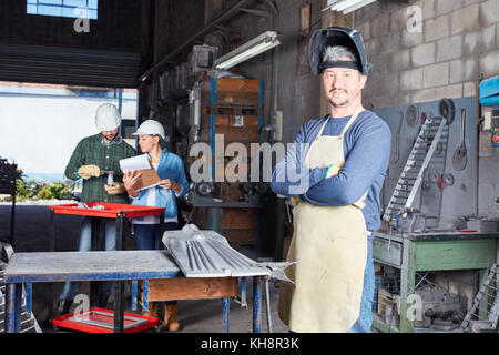 L uomo in quanto lavoratore e il metallurgo con esperienza nel laboratorio di metallurgia Foto Stock