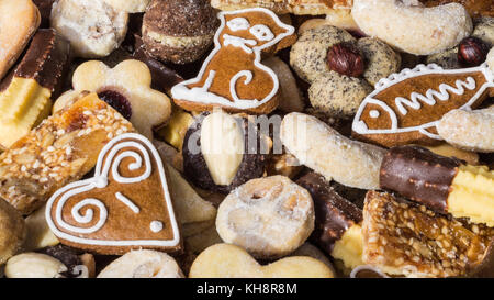 Close-up di tradizionali fatti in casa biscotti di Natale. mucchio di gingerbreads ornati e biscotti in rapporto hd 16x9. Foto Stock