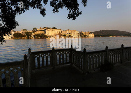 Lago Pichola e il palazzo della città vista a la città bianca di Udaipur, Rajasthan, India. Foto Stock