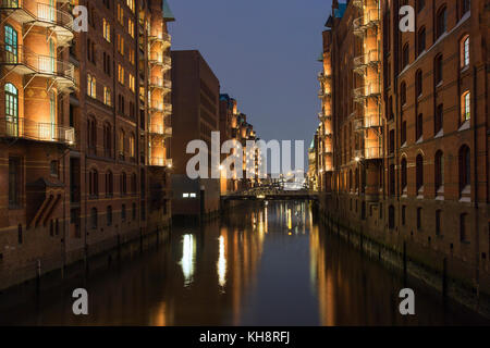 Illuminata wandrahmsfleet nella Speicherstadt, warehouse district nel quartiere hafencity, porto di Amburgo, Germania Foto Stock