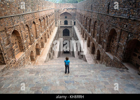 Giovane ragazzo occidentale in pantaloni lunghi e maglietta blu a Agrasen Ki Baoli stepwell, New Delhi, India Foto Stock