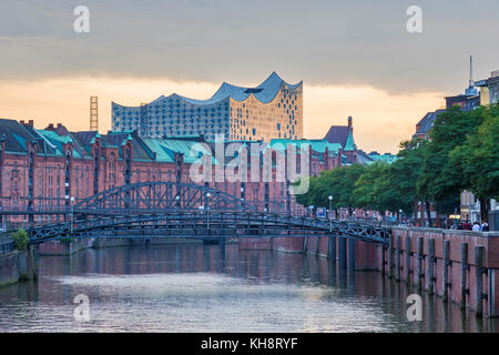 Zollkanal e la elbphilharmonie / elbe philharmonic hal in speicherstadt, warehouse district, il porto di Amburgo, Germania Foto Stock