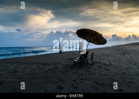 Il puri spiaggia con silhouette donna al momento di alba Foto Stock