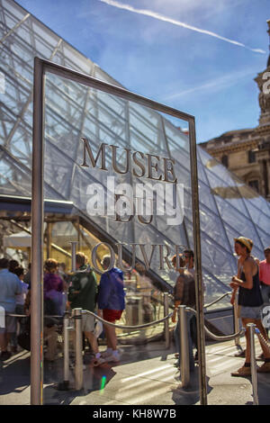 Parigi, Francia - Jan 5, 2014: visitatori linea fino all'entrata di vetro al museo del Louvre. La grande museo è tra i più famosi in tutto il mondo. Foto Stock