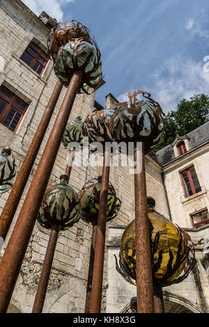 Bellissimo il vetro e la scultura di metallo in Abbazia motivi, brantome, Francia Foto Stock